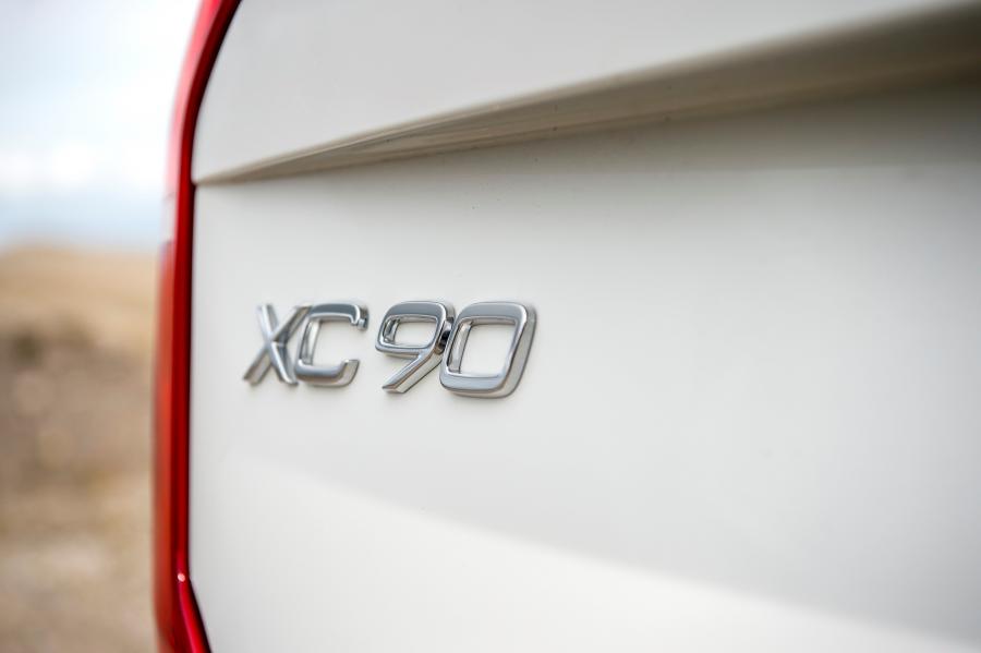 Логотип Volvo XC90 T8 Twin Engine R-Design 2019 года  (UK) (фото 7 из 40)